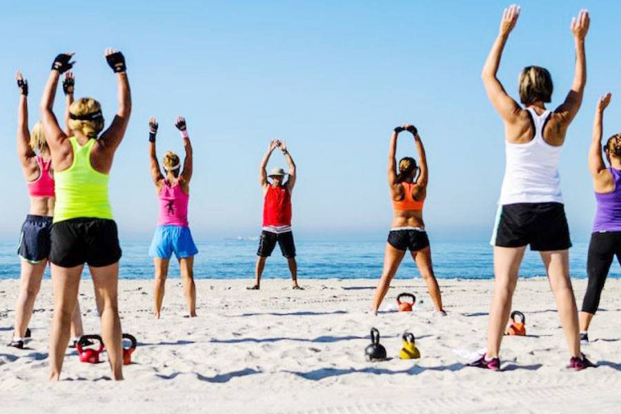 Групповые туры. Тренировка на пляже. Фитнес на пляже. Занятия спортом на берегу моря. Фитнес на берегу моря.